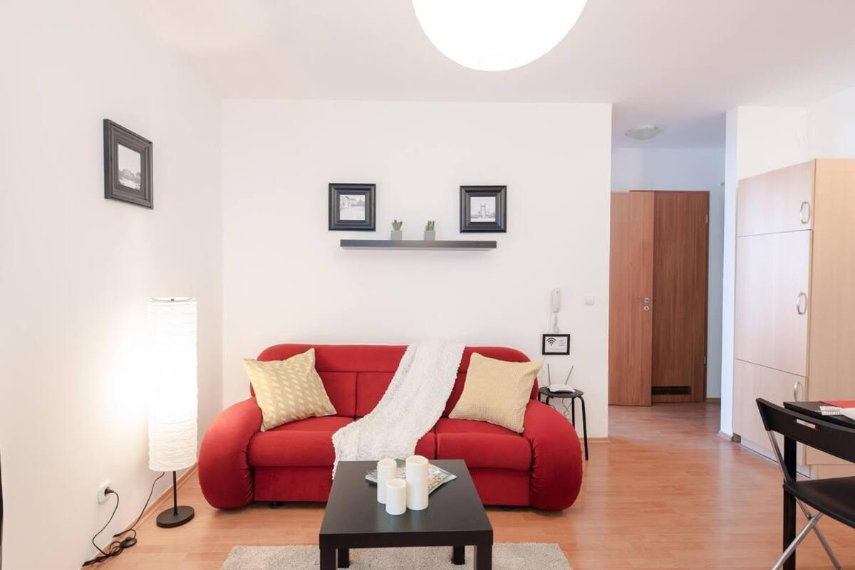 Bright And Homey Ac Near The Center * Budapest