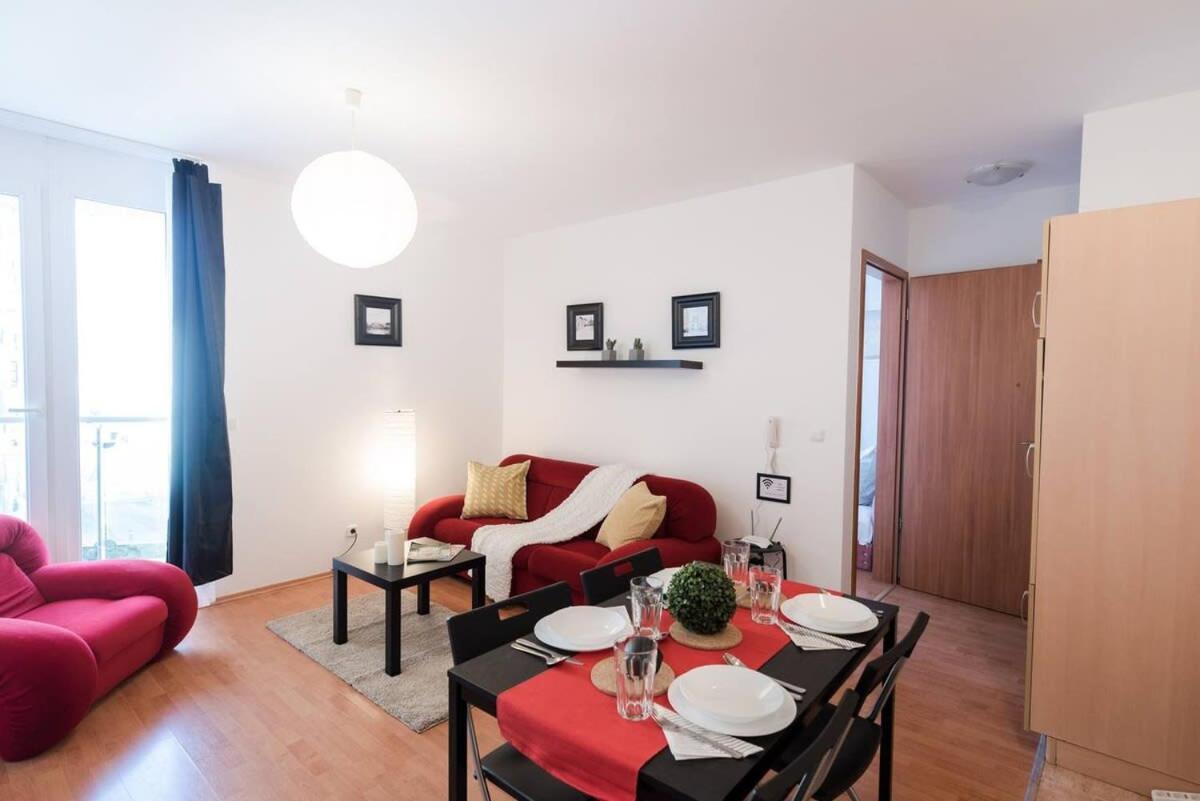 Bright And Homey Ac Near The Center Apartmán