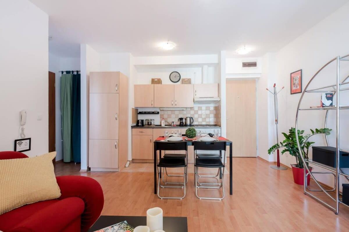 Bright And Homey Ac Near The Center *