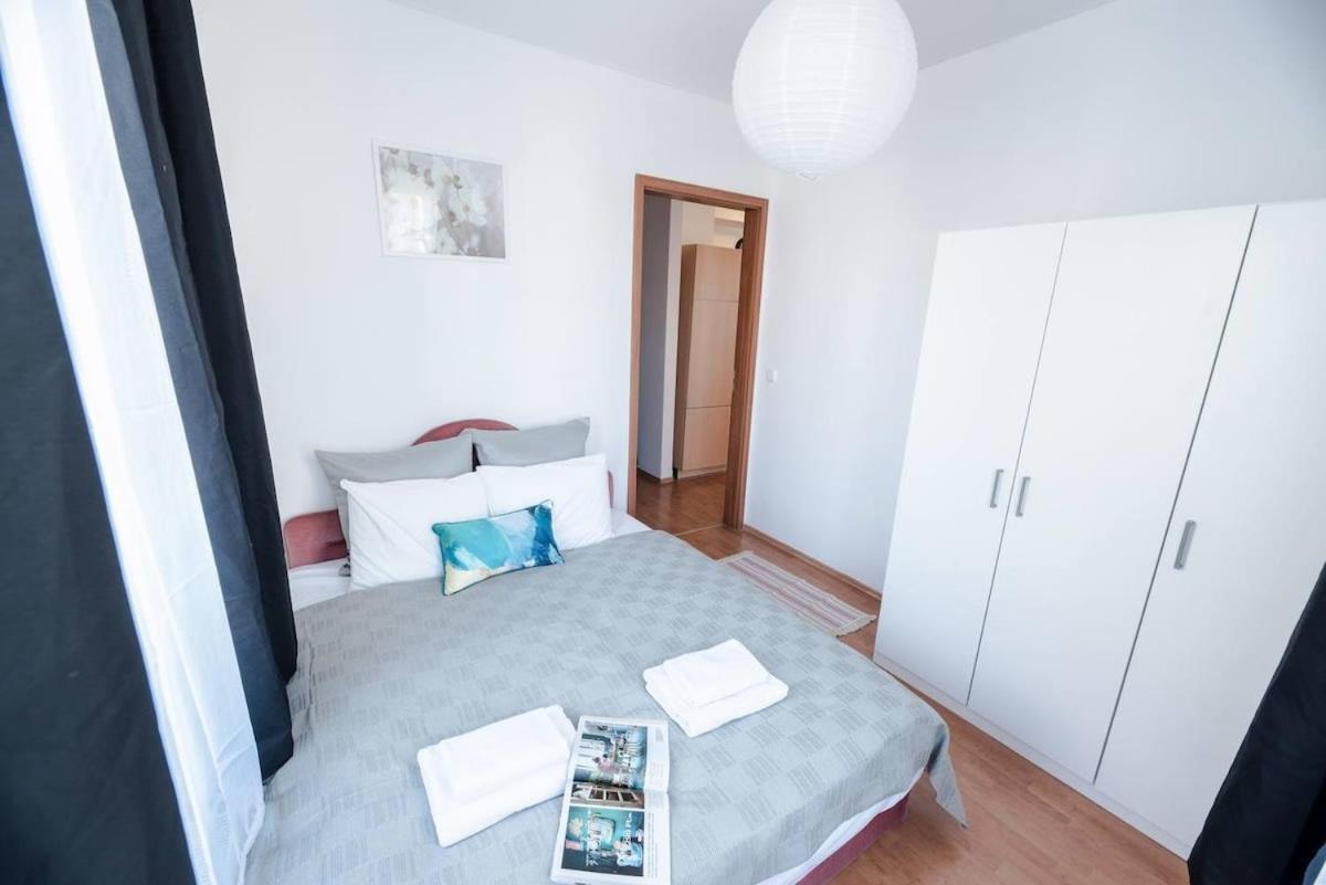 Bright And Homey Ac Near The Center Apartment *